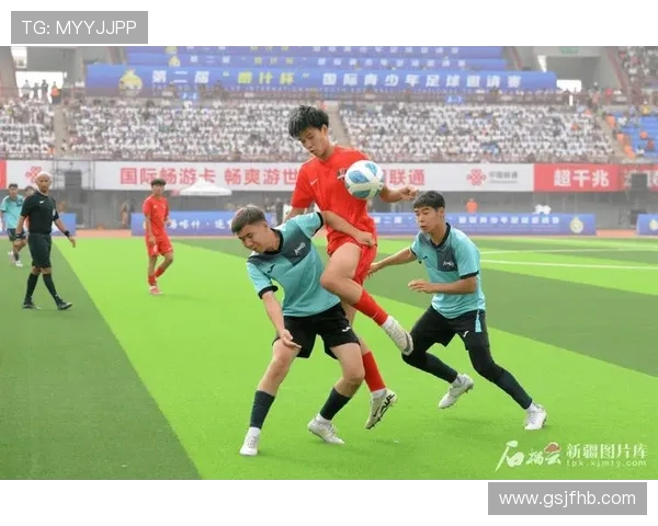 12月足球明星闪耀赛场展现非凡技艺与激情瞬间