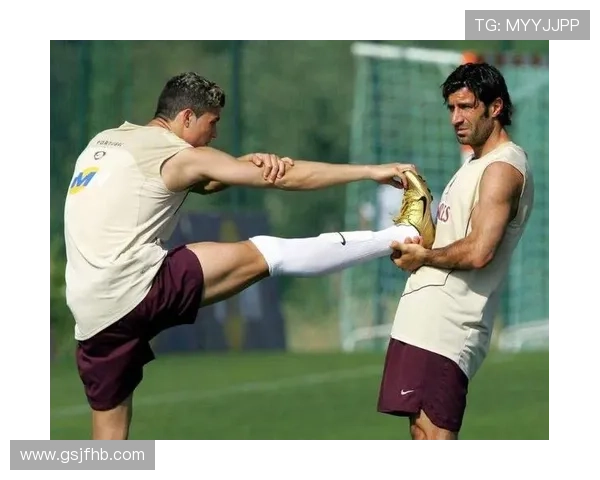 足球明星与裸体女的惊人合影引发热议背后的故事与争议分析