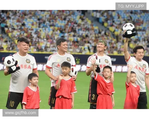 足球场上的独特风采哪位明星球员选择了眼镜作为时尚标志