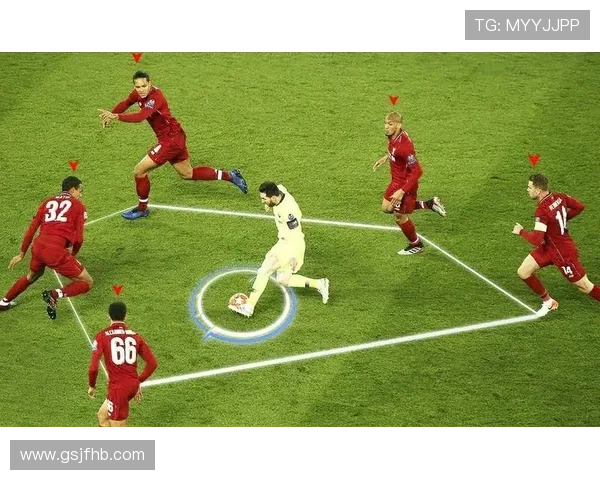 足球明星小腿围度揭秘运动员体型与表现之间的关系分析