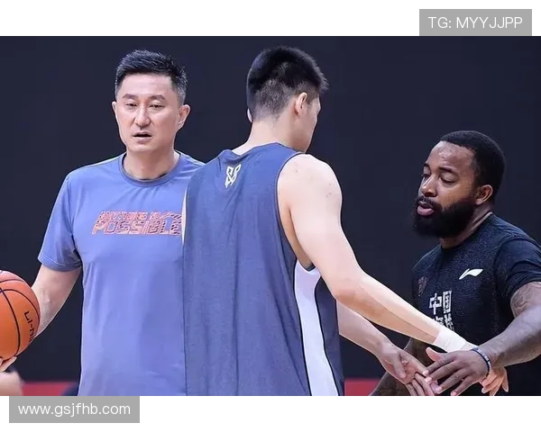 广州篮球队配合引发热议球迷对战术执行和球员默契提出不同看法