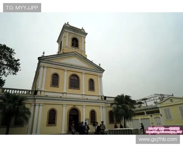 足球明星在教堂的信仰之旅与人生启示探讨