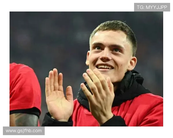 足球场上的旋律与激情会乐器的足球明星们展现多才多艺的魅力